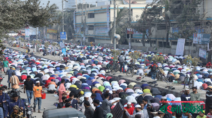 বিশ্ব ইজতেমায় লাখো মুসল্লির জুমার নামাজ আদায়